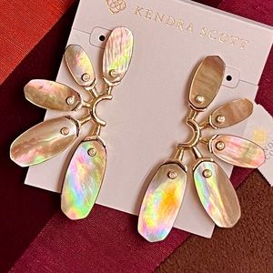 🌺🎉HP🎉🌺 NWT Kendra Scott Ashlyn Mother-of-Pearl Shell Statement Earrings